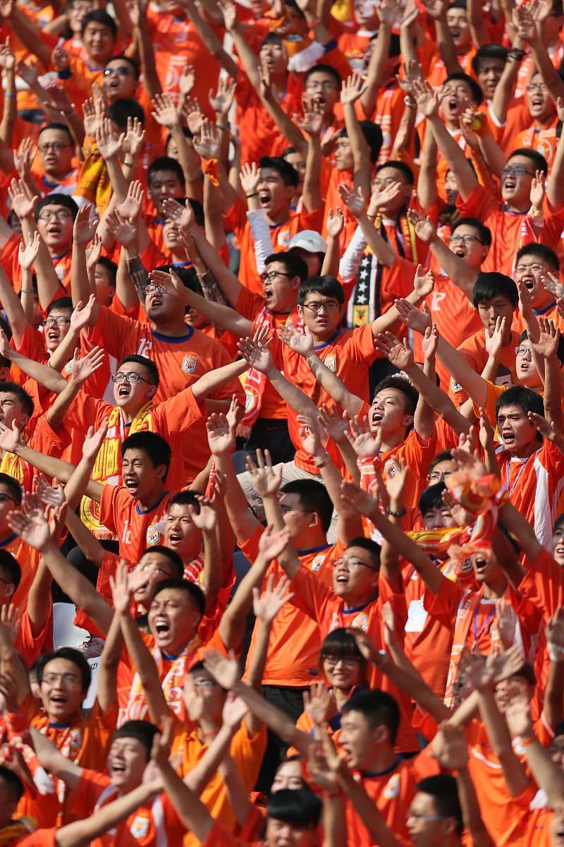 包含悉尼奥运会赛场一片火热，观众热情高涨的词条