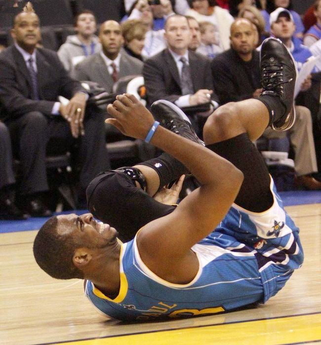 包含风暴球员克里斯·保罗膝盖受伤，季后赛前景蒙上阴影的词条