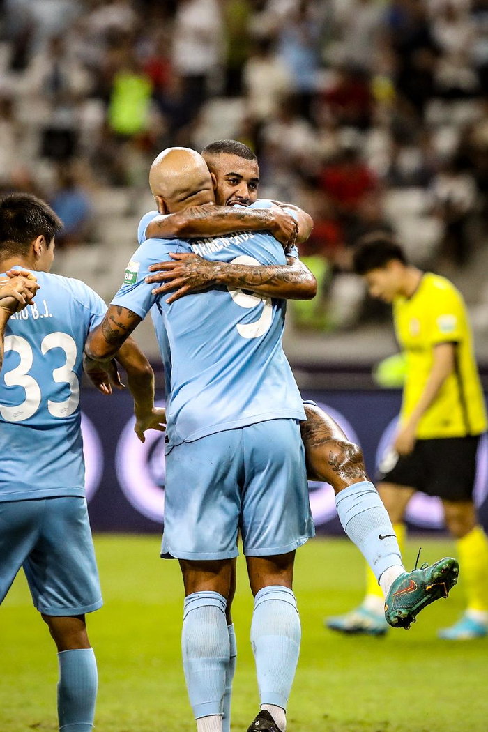 包含雷加利厄斯主场憾负，保级形势严峻的词条