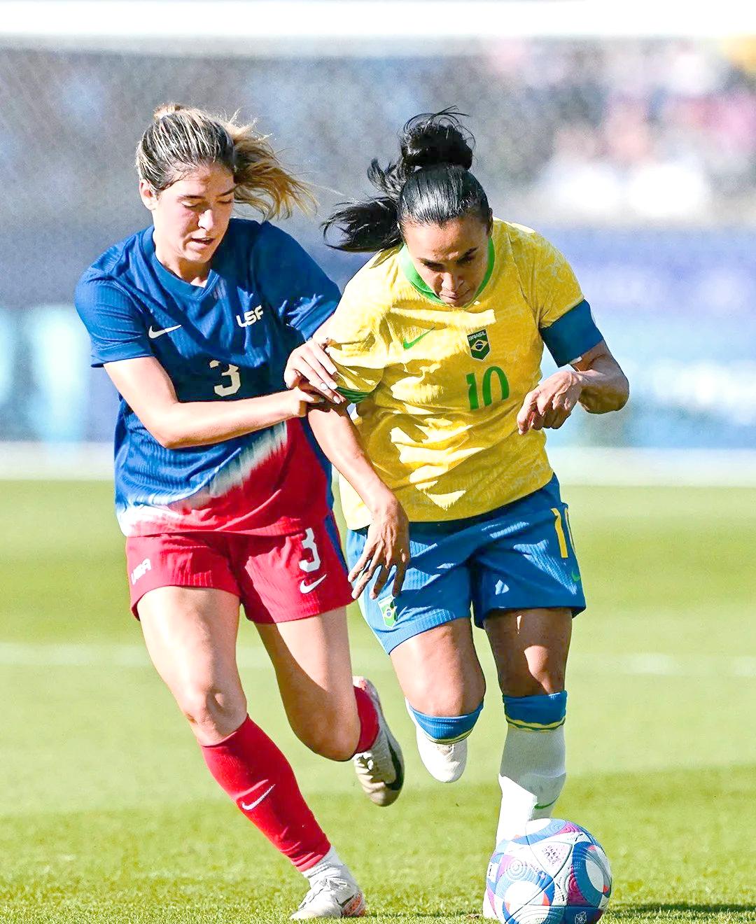 巴西女足队员展现出色技法，取得胜利