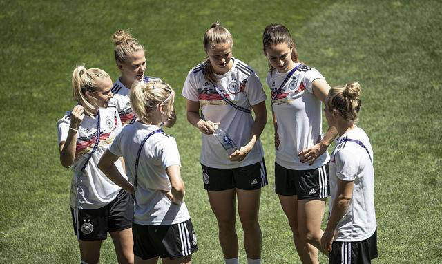 包含波士顿女足全队表现不俗，轻松力克对手的词条