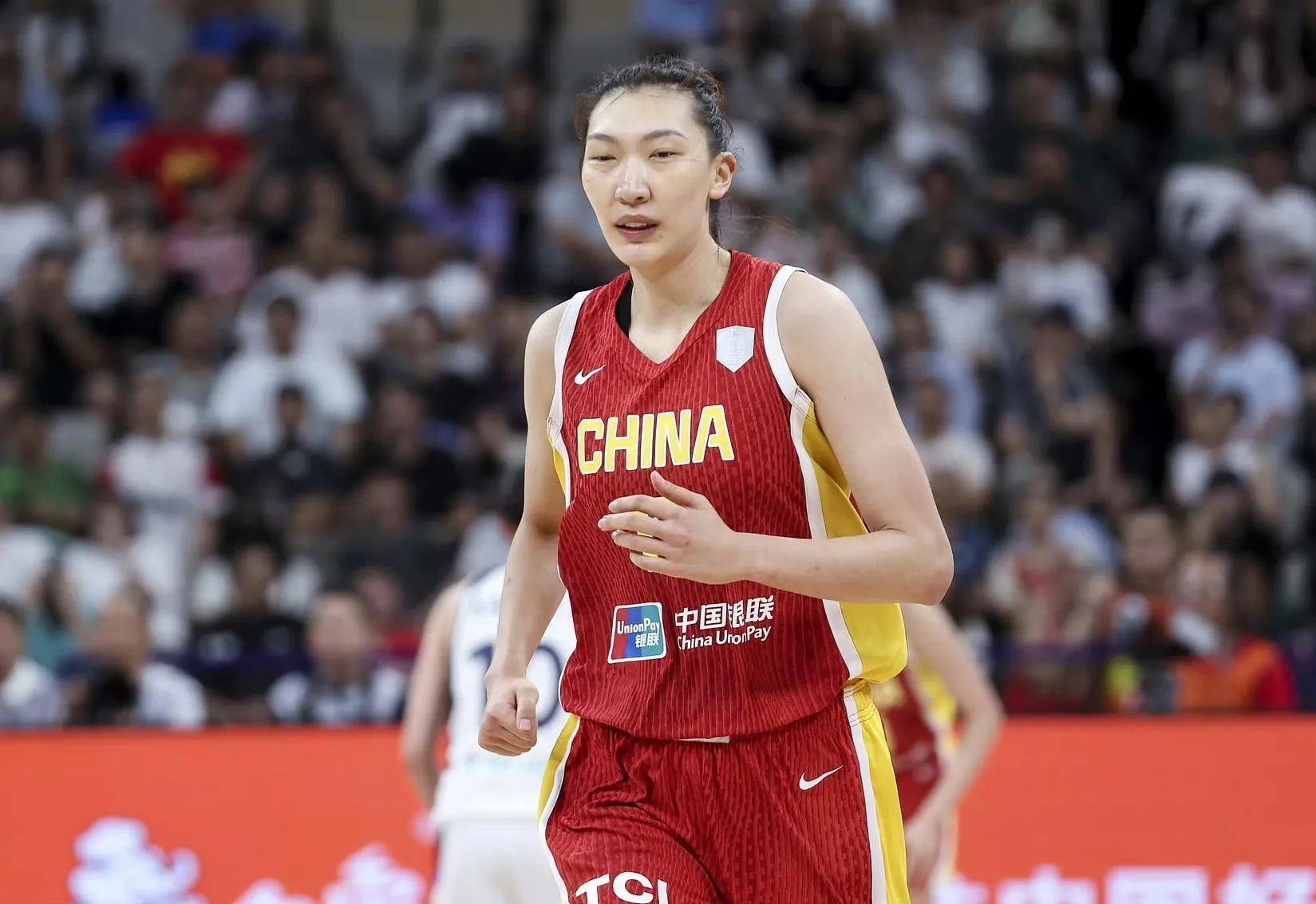 首次参赛中国女篮球员奋力拼搏卫冕成功