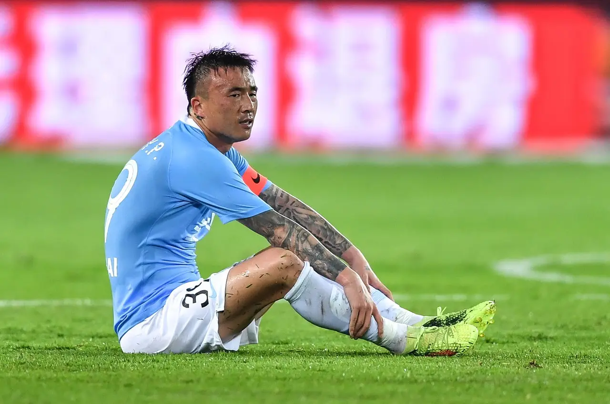 南特中场上演帽子戏法，助球队大胜的简单介绍