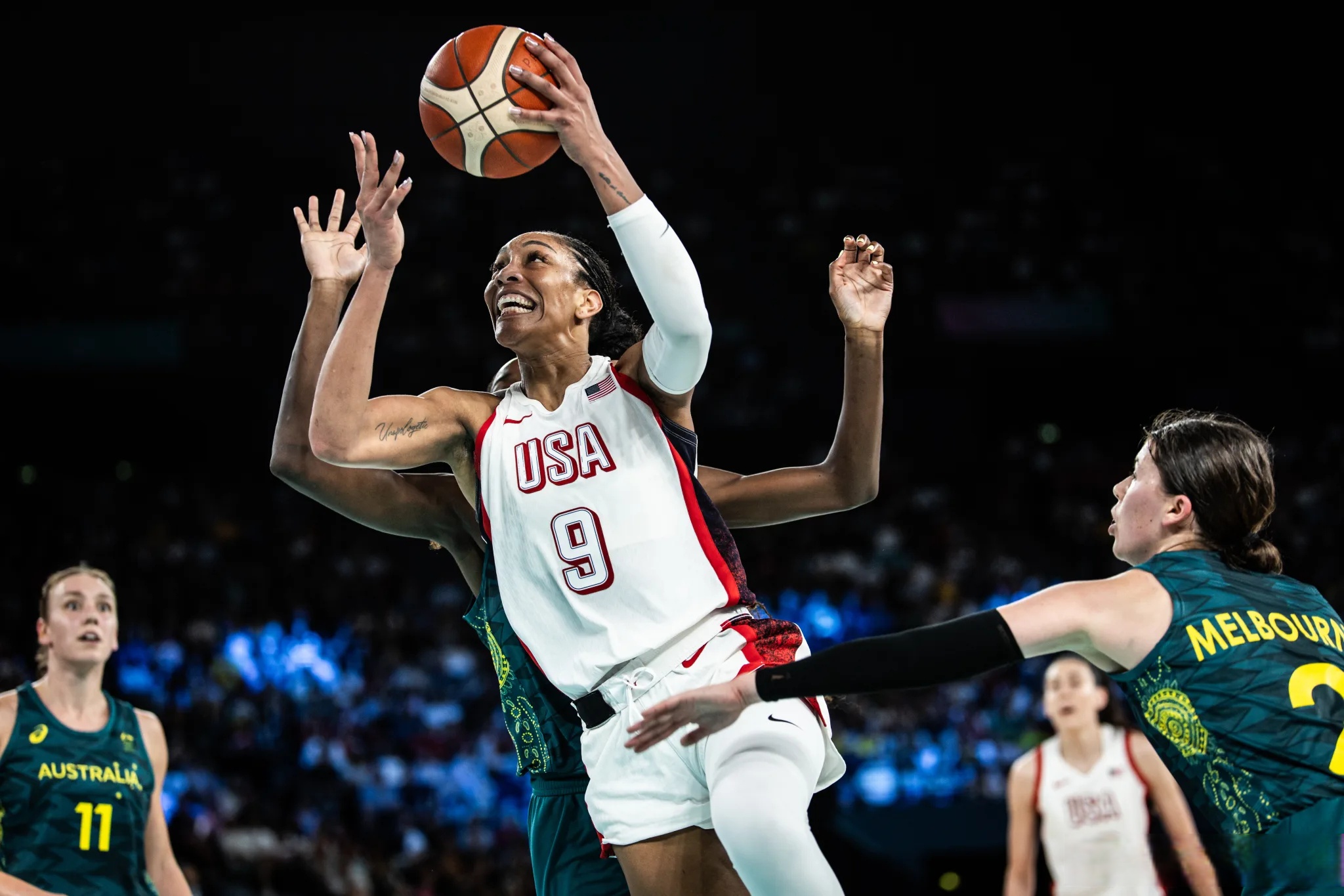 欧洲女子篮球比赛吸引万人观看