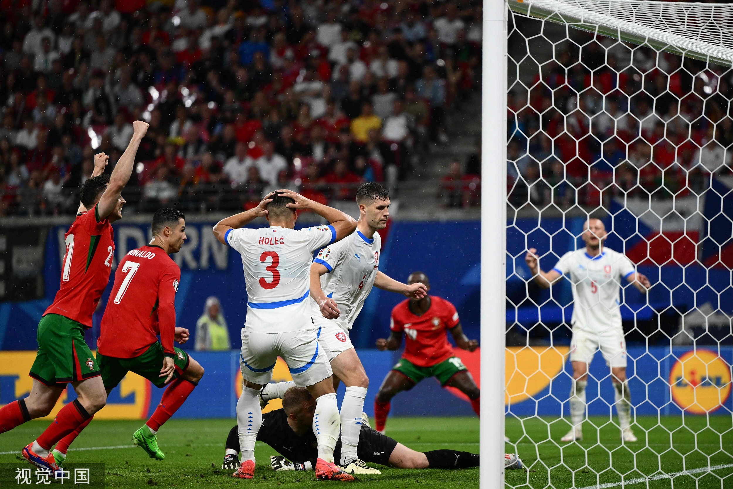 关于欧洲杯预选赛：传奇经典战役，历史性的一幕的信息