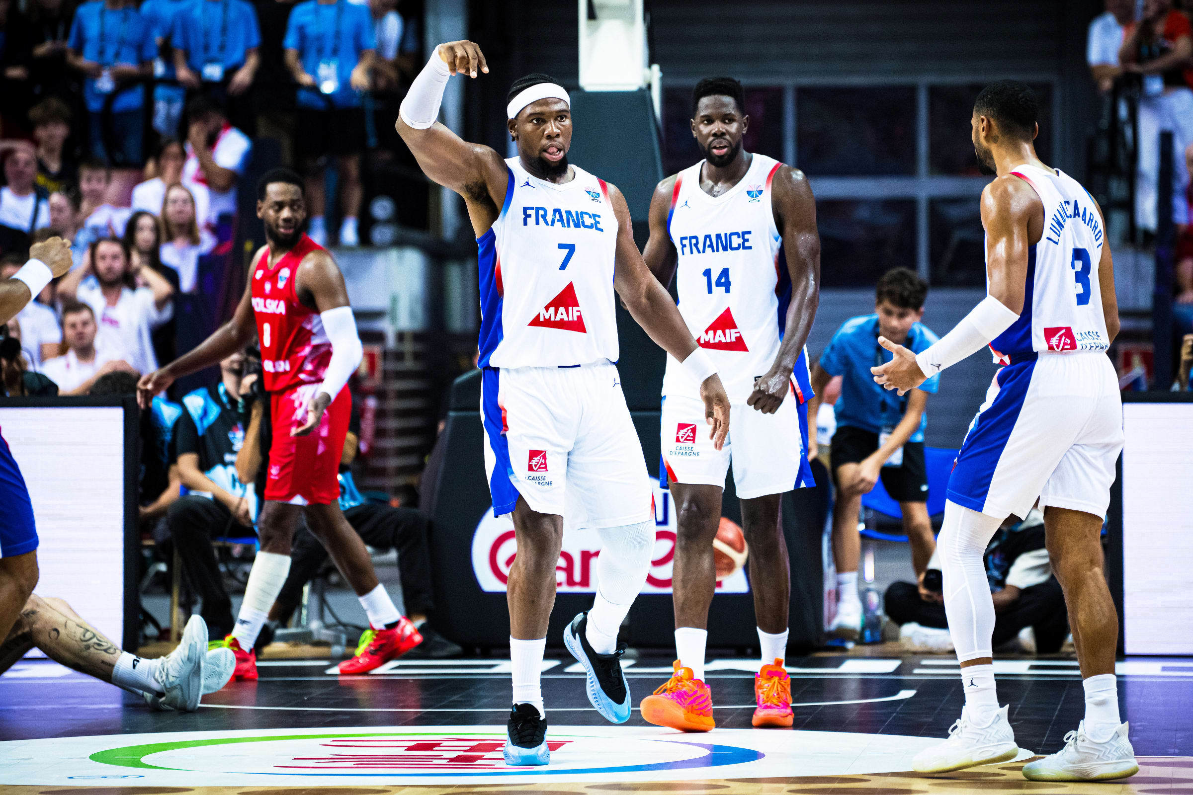 波兰队艰难取胜,提前预定欧洲杯晋级名额 波兰队艰难取胜,提前预定欧洲杯晋级名额