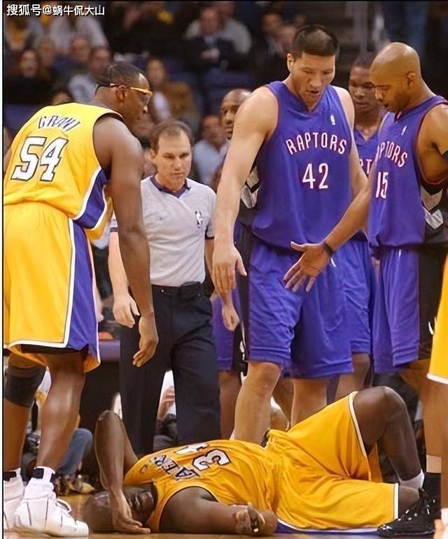 包含篮球名将因伤缺席关键战役，球队实力受挑战的词条