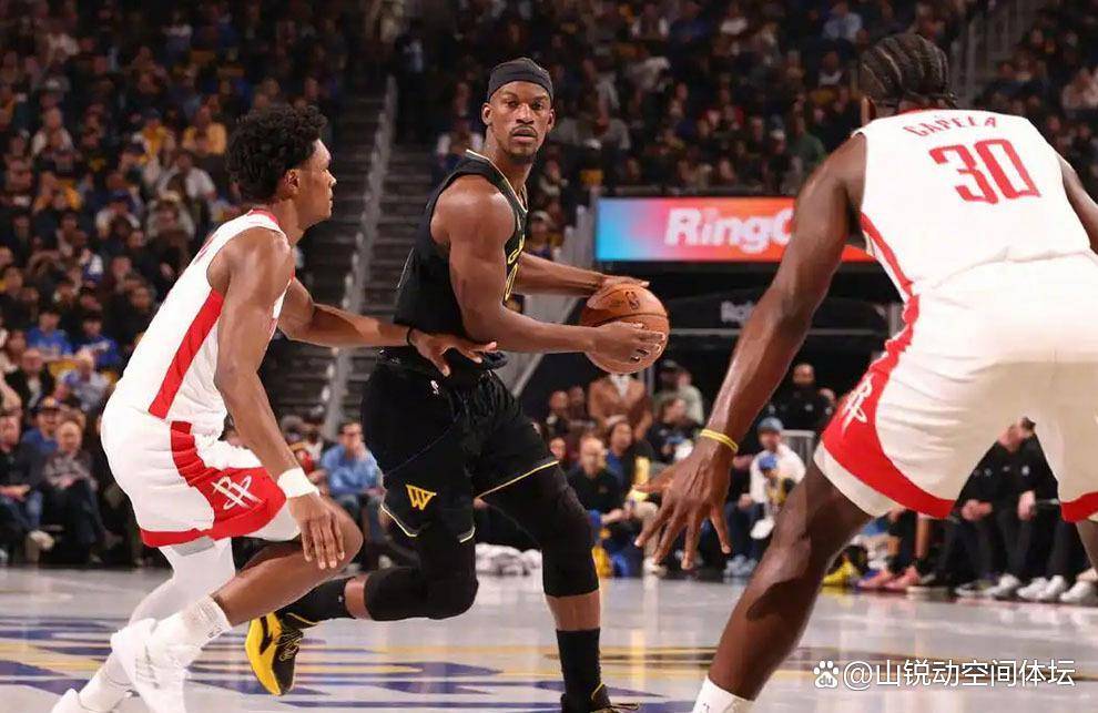 包含篮球名将因伤缺席关键战役，球队实力受挑战的词条