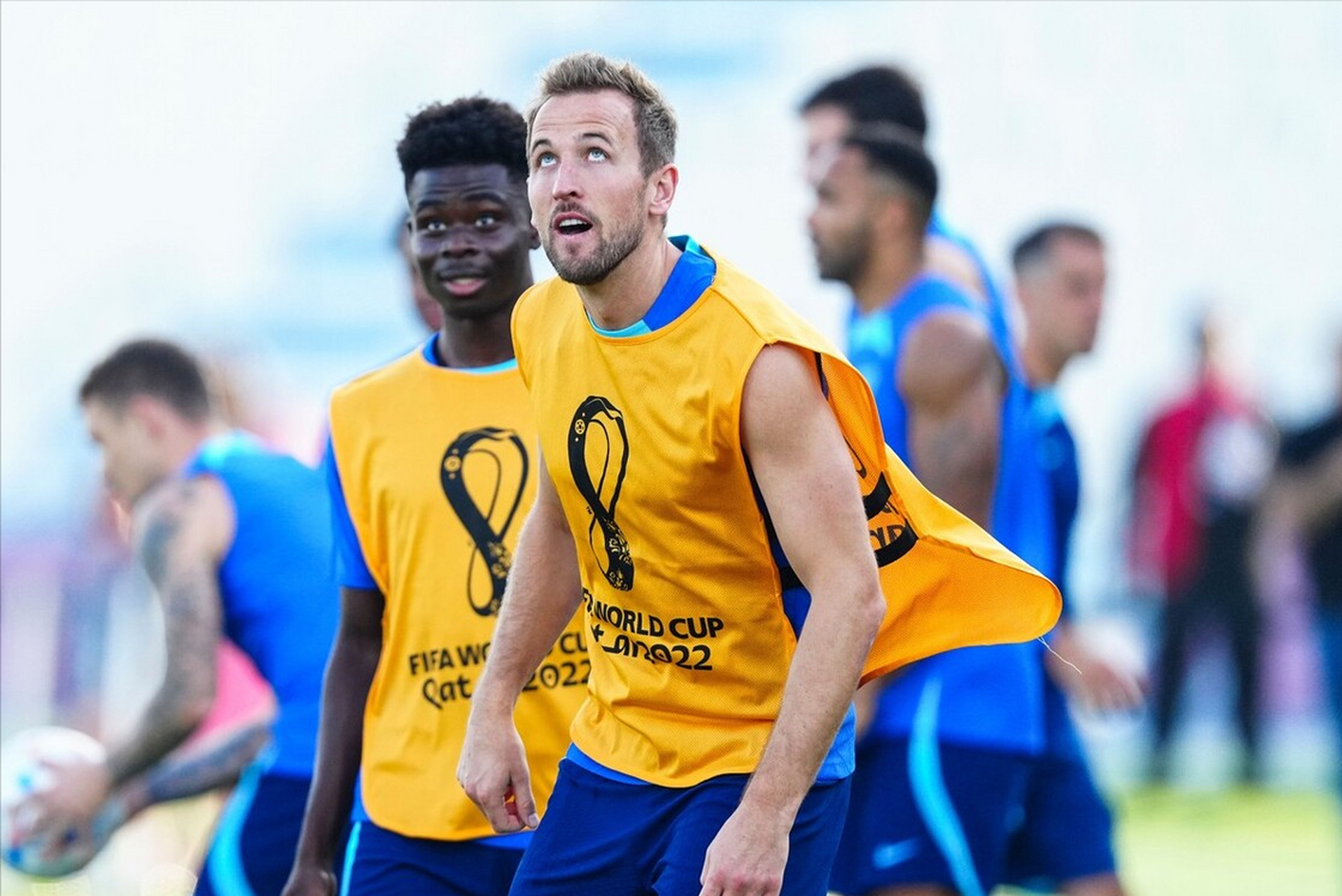 包含卡塔尔球队成功晋级淘汰赛，庆典胜利的词条