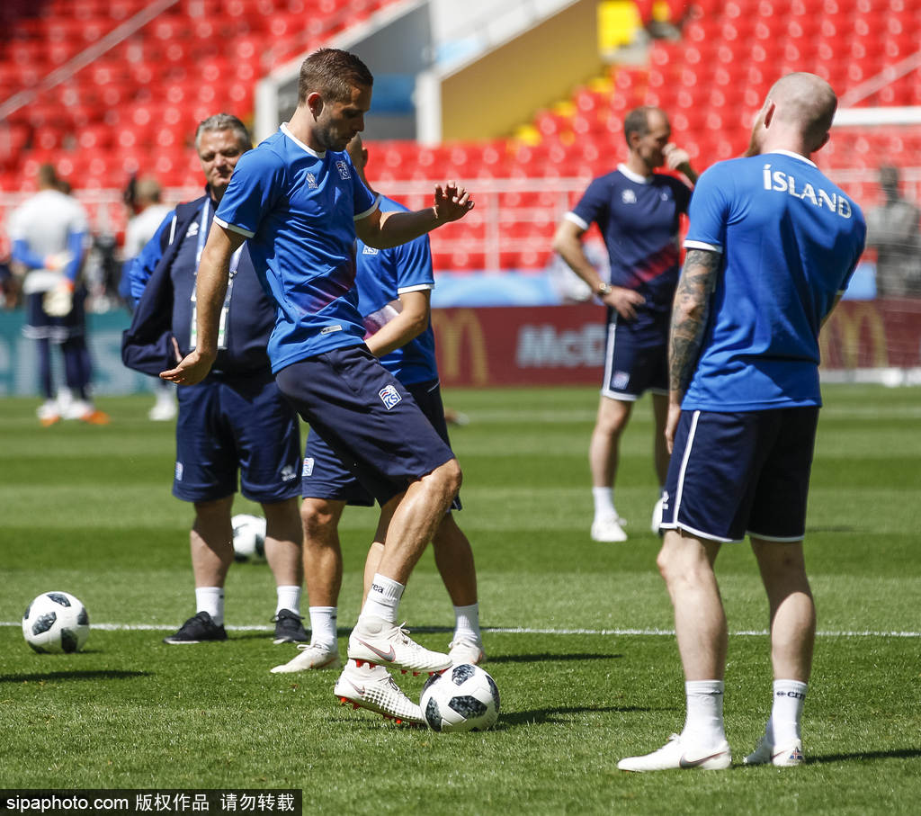 冰岛队备战期间训练中加强抢断技巧 冰岛队备战期间训练中加强抢断技巧