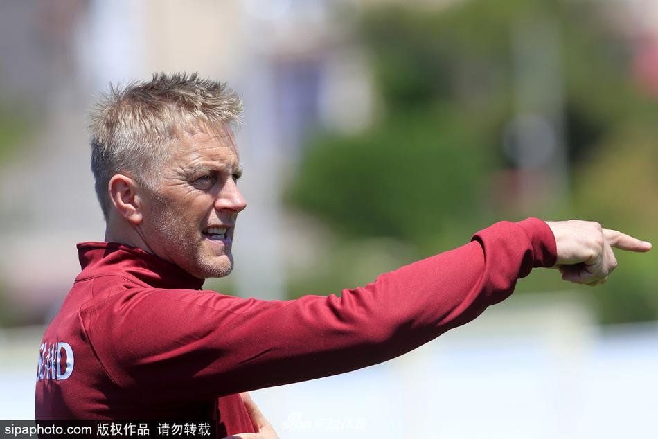 冰岛队备战期间训练中加强抢断技巧 冰岛队备战期间训练中加强抢断技巧