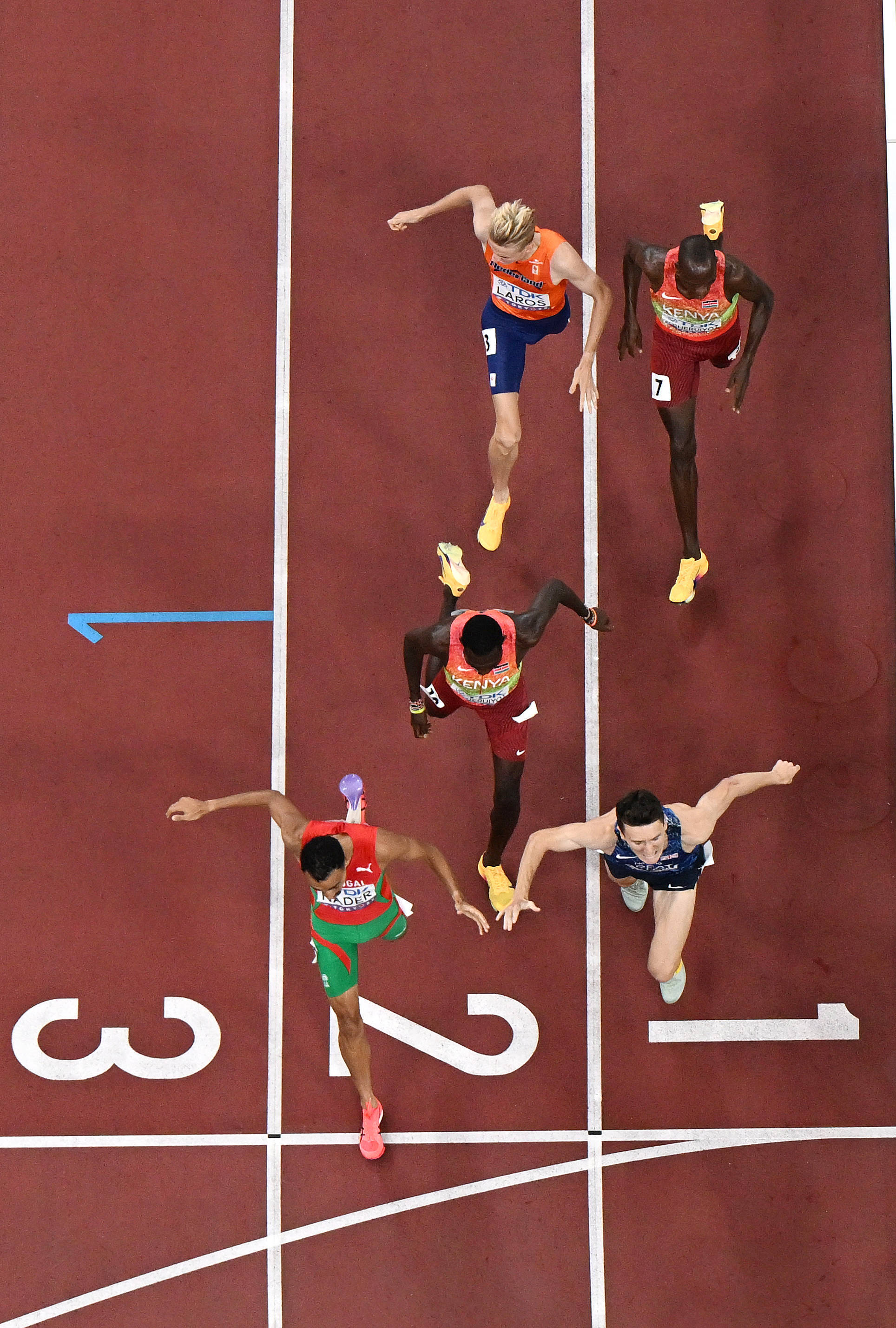 田径比赛：肯尼亚选手夺得男子米金牌