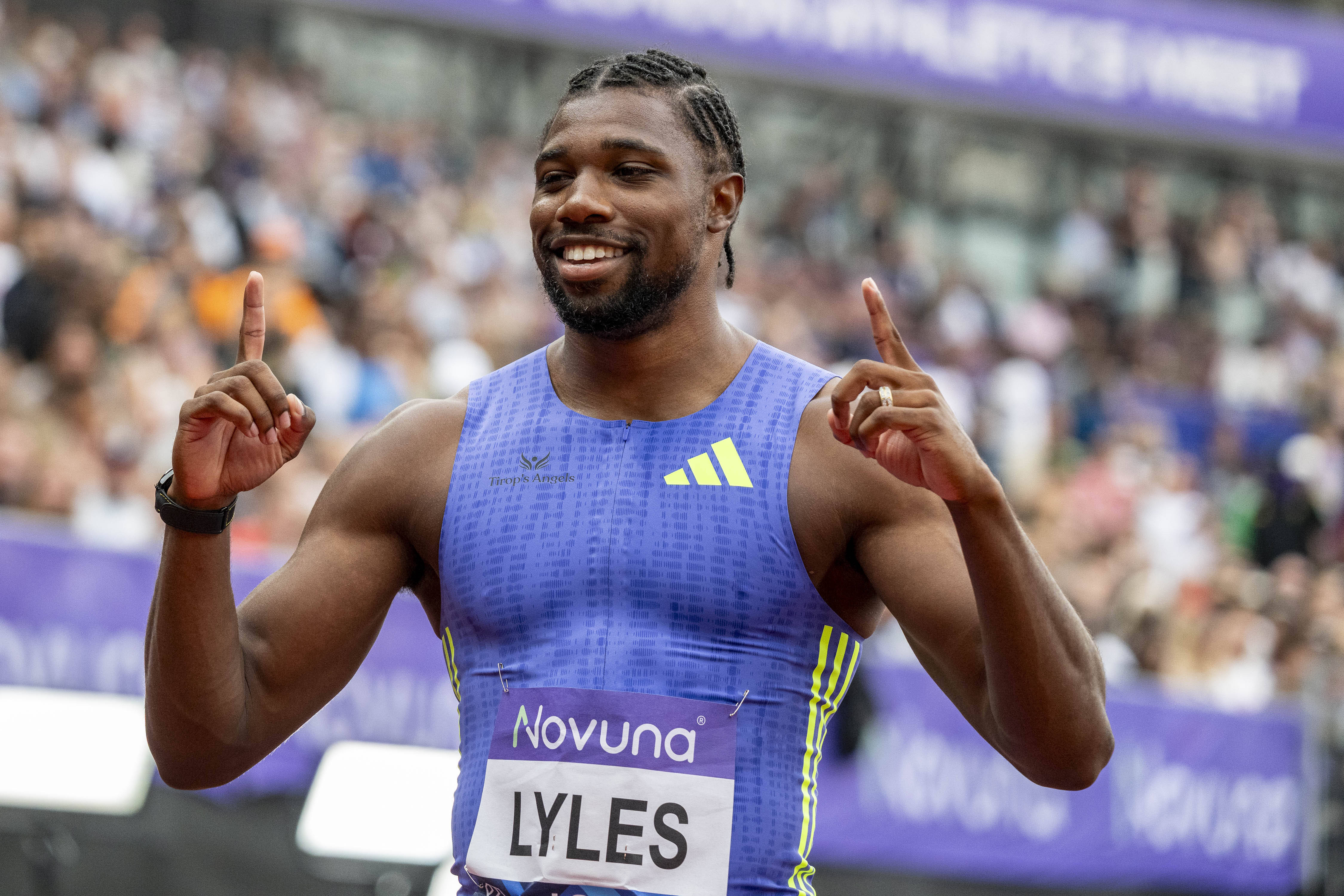 田径比赛：肯尼亚选手夺得男子米金牌