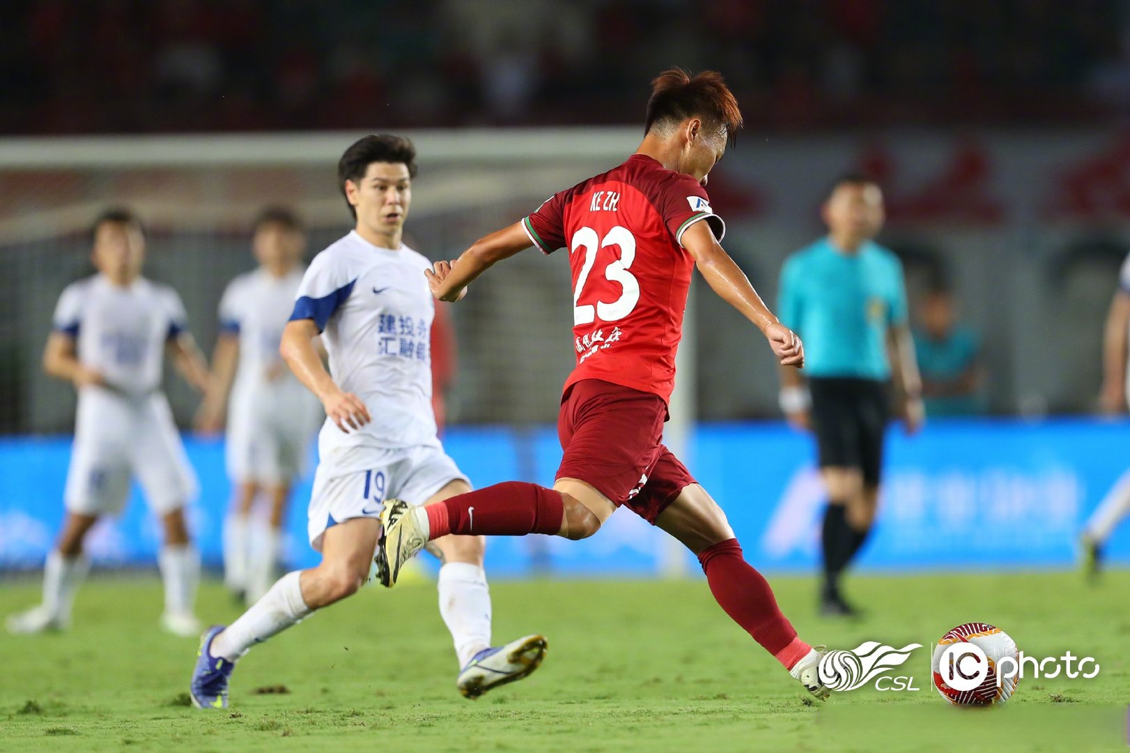 包含国内足球赛事持续升温，球队表现抢眼的词条