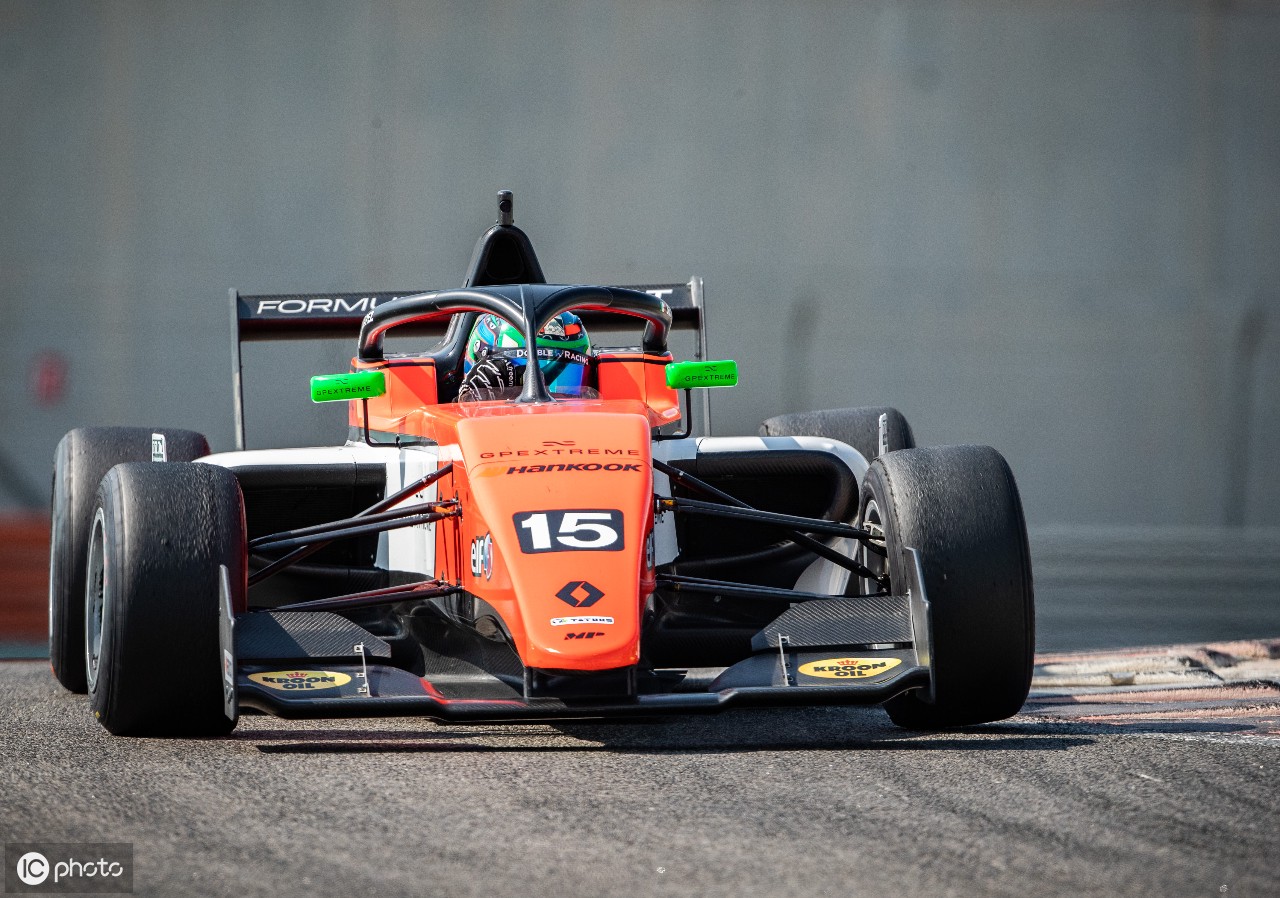 关于雷诺车队绝杀阿斯顿马丁，诺里斯关键制胜的信息