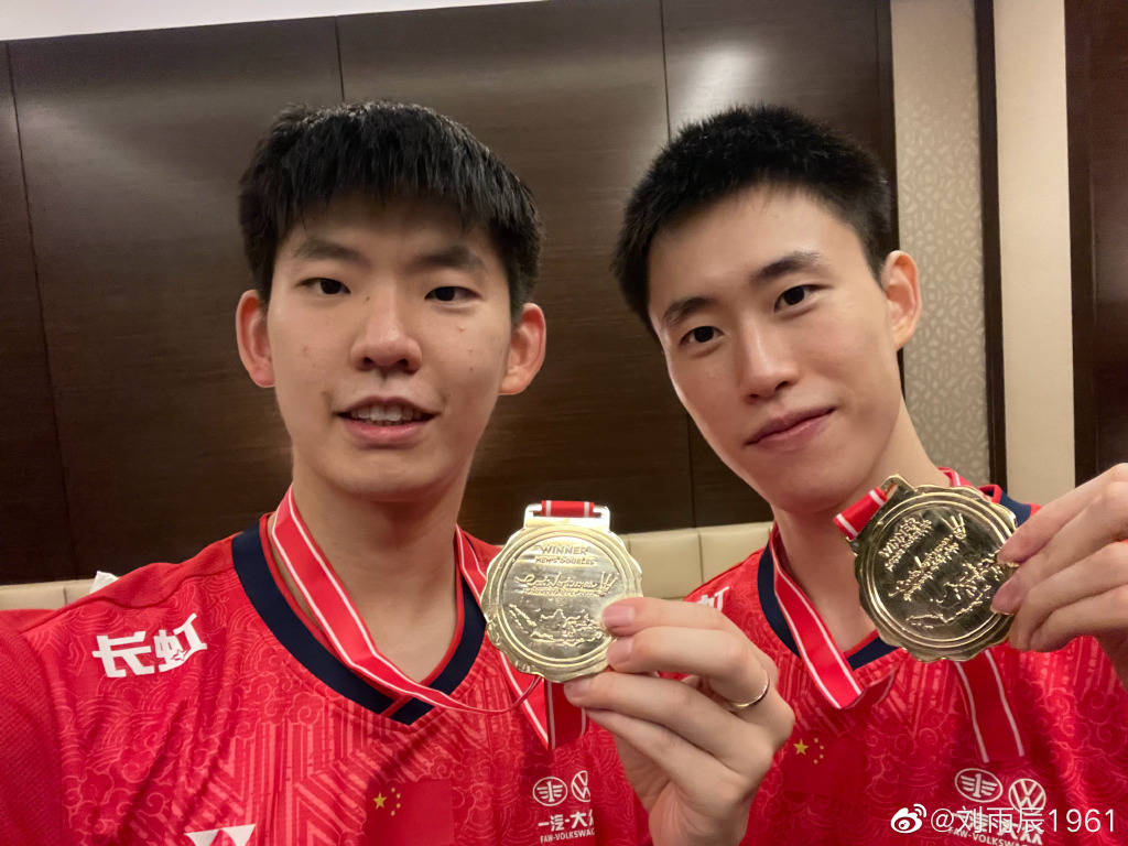 熊猫体育官方-包含中国羽毛球队险胜韩国羽毛球队，谌龙三分雨点燃全场的词条